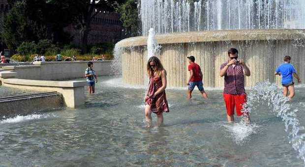 Caldo tropicale: Milano come Bangkok, 30 gradi anche di notte. Acqua gratis in centrale