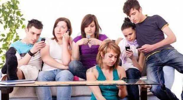 Sexting sempre più diffuso tra i ragazzi: parole e foto hot via cellulare e pc
