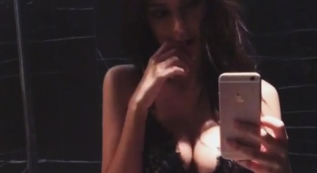 Emily Ratajkowski, il video selfie in reggiseno è super hot -Guarda