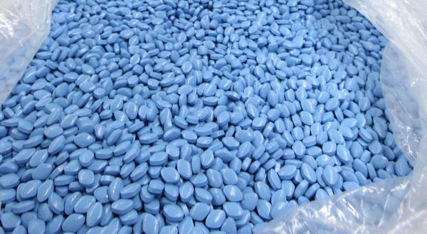 Roma, sequestrate 6mila “pillole blu” destinate al mercato clandestino sul web