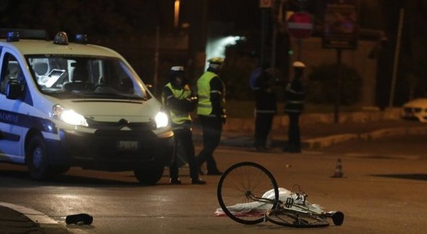 Choc a Roma, schianto tra un'auto e una bici: morto ciclista di 35 anni