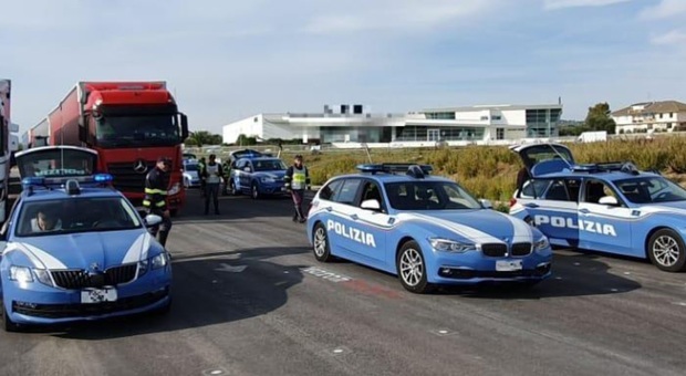 Fermo, camionisti dell'Est Europa al setaccio della Polizia: fioccano multe per migliaia di euro