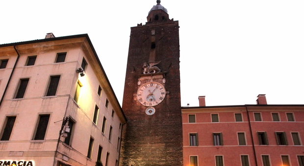 La torre dell'orologio di Castelfranco Veneto verrà illuminata di rosso per l'Avis