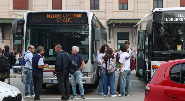 Autobus in attesa nel piazzale della stazione a Belluno