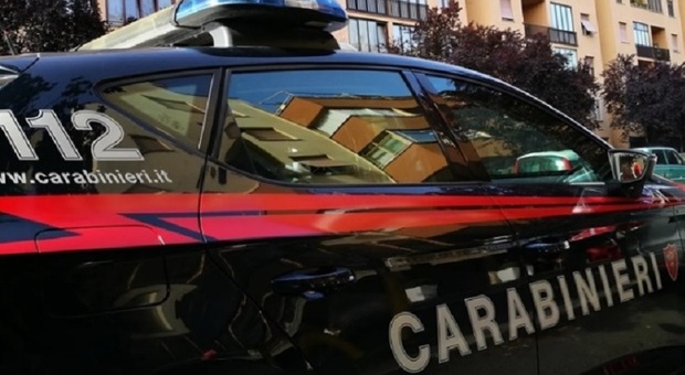 Scappa dal supermercato senza pagare, carabiniere fuori servizio lo insegue e viene investito dall'auto del complice: ferito