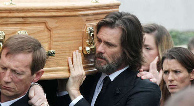 Jim Carrey dice addio all'ex Cathriona dopo il funerale: «L'amore non si può perdere»