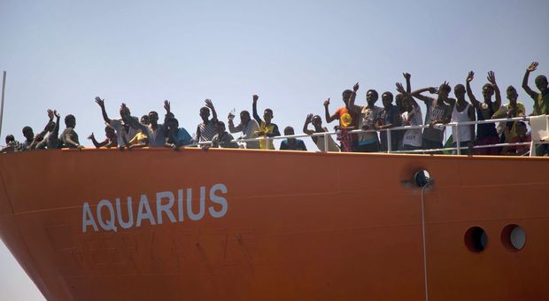 Caso Aquarius, migranti a Valencia a bordo di navi italiane