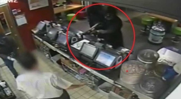 Rapinano un McDonald's con fucili e pistole: il video terrorizza il web