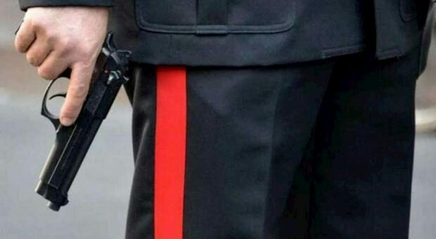 Sparo in caserma: carabiniere ferito mentre maneggia l'arma
