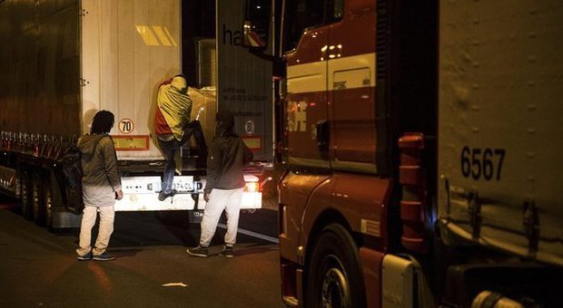 Migrante muore dentro il tunnel della Manica: tentava di raggiungere la Gran Bretagna