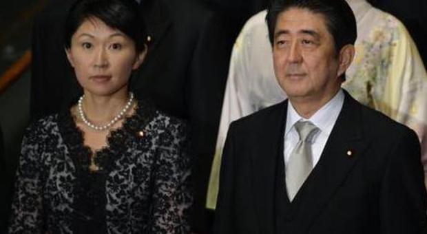 Giappone, doppio scandalo per le ministre del governo Abe