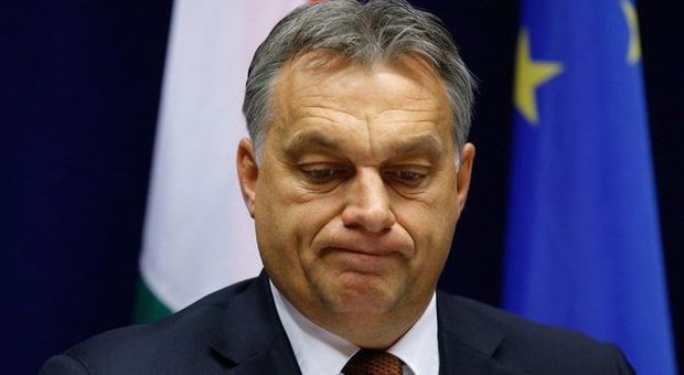 Tassa su internet, il premier ungherese rinuncia dopo i moti di piazza