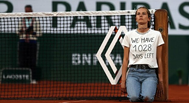 Roland Garros, invasione di campo e protesta: ragazza si lega alla rete. «Ci restano 1028 giorni»