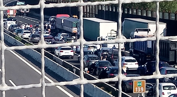 Montemarciano, ancora sangue sull'autostrada A14: l'auto si schianta contro un camion: 2 feriti e traffico in tilt