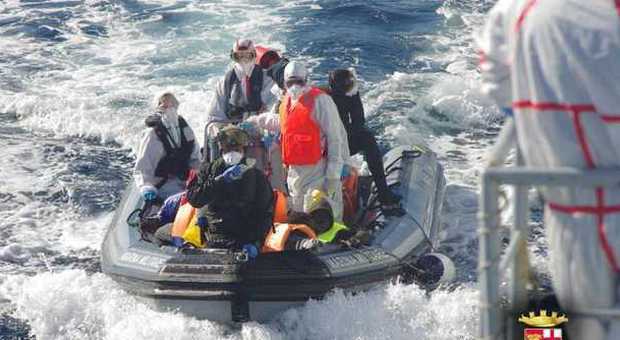 Migranti, circa 400 persone in arrivo a Pozzallo: su un'imbarcazione anche un cadavere