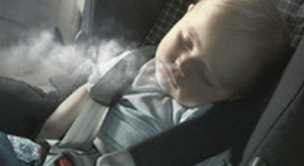 Inghilterra, vietato fumare se in macchina c'è un bambino
