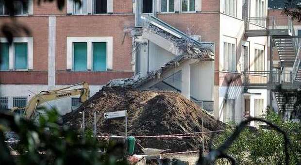 Crolla un muro, due operai restano feriti: ​tragedia sfiorata all'ospedale San Pietro