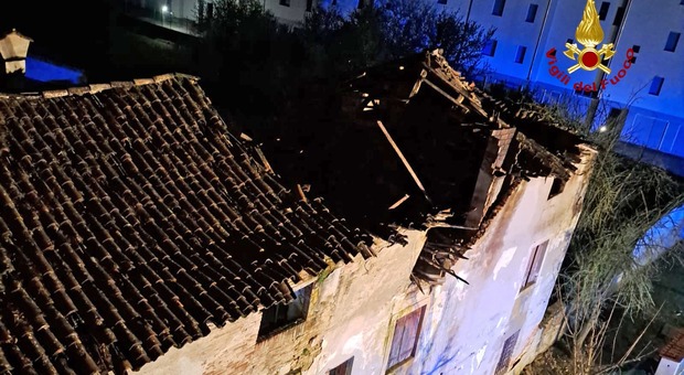Vicenza. Crolla il tetto di un edificio abbandonato in via Baracca