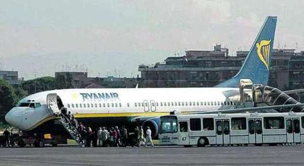 Ciampino, zecche sul volo Ryanair i passeggeri finiscono al pronto soccorso