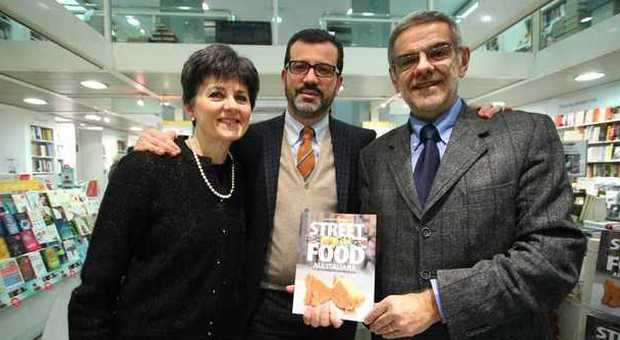 Clara e Gigi Padovani con il direttore di Leggo Alvaro Moretti alla presentazione del libro Street Food all'italiana