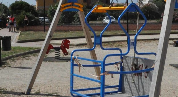 Fiumicino, vandali nel parco di Focene: divelti i gazebo e le panchine