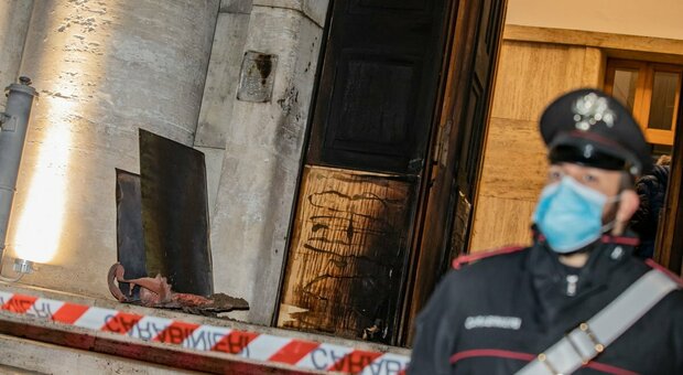 Roma, incendiato portone Istituto Superiore Sanità: cosparso di liquido infiammabile
