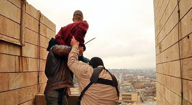 Isis, nuove esecuzioni choc: omosessuali, ladri e adultere gettati dai tetti, lapidati e crocifissi