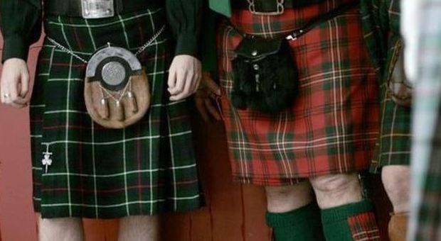 Pub scozzese dice addio al kilt per i camerieri: "Le donne sbronze li molestavano"
