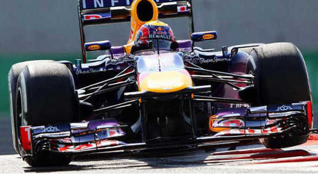 Mark Webber con la sua Red Bull durante il Gran Premio di Abu Dhabi