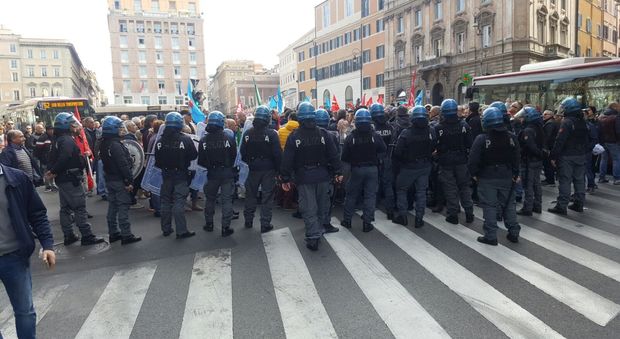 Roma, manifestazione in piazza Barberini, lavoratori tentano di arrivare a palazzo Chigi