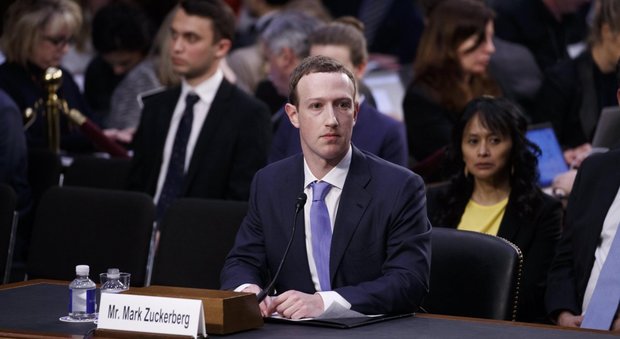 Il mea culpa di mister Facebook in Senato, Zuckerberg: «Ho fatto tanti errori. Ora taglia anti-abusi»