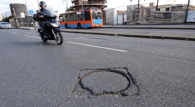 Napoli, strade rifatte e già allagate: l'assessore Calabrese a rapporto