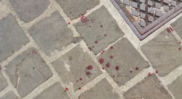 Civitanova, sangue sul selciato: esplode una maxi rissa tra stranieri in centro