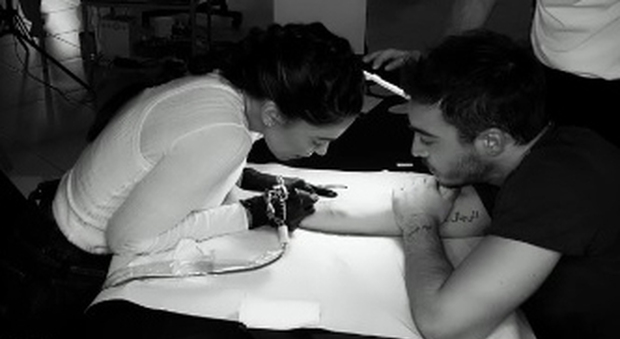 Belen Rodriguez tatuatrice: il primo "lavoro" sul braccio di Antonio Spinalbese