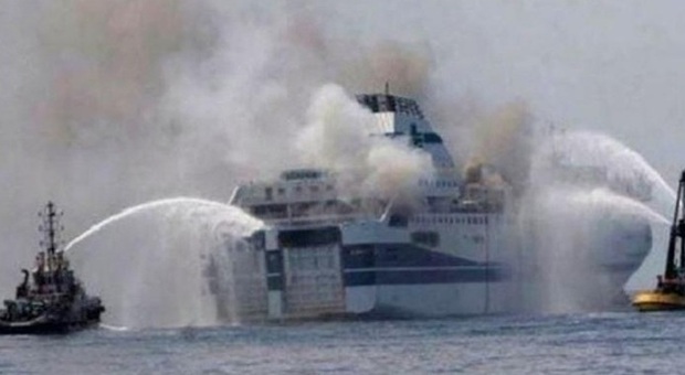 Incendio e terrore nell'Adriatico, sul traghetto Bari-Durazzo: passeggeri sotto choc. "Come la Norman Atlantic"