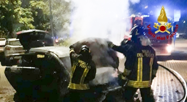 Sirolo, auto divorata dalle fiamme in un parcheggio pubblico: paura