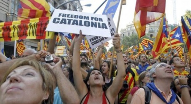Spagna, la Catalogna vuole l'indipendenza. Il governo dice no: "È ​incostituzionale"