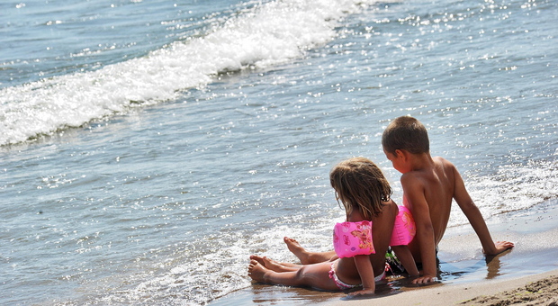 Bambini in spiaggia a Rosolina Mare