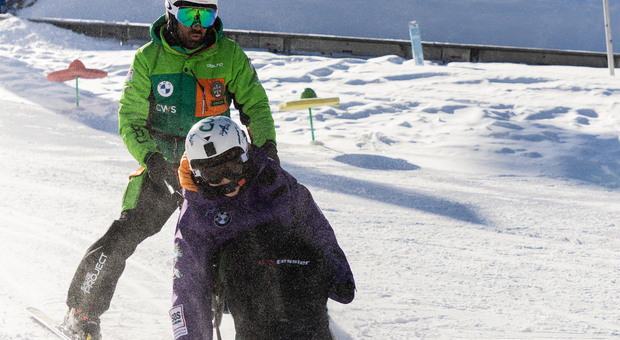 Un maestro di sci con un bambino "speciale" in pista a Sauze d’Oulx