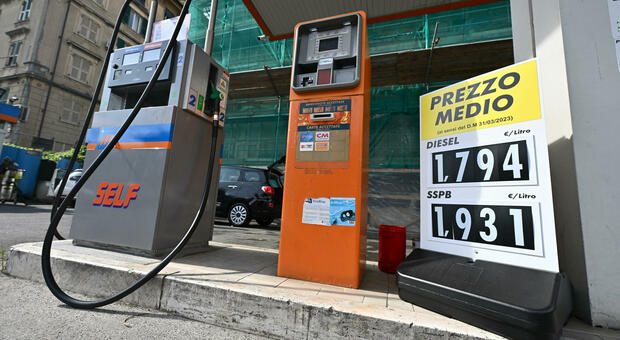 Il cartello con i prezzi medi carburanti