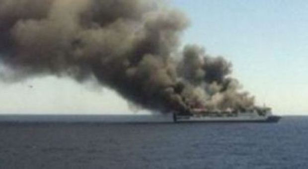 Traghetto in fiamme a 7 miglia da Bari: in 300 tra equipaggio e passeggeri