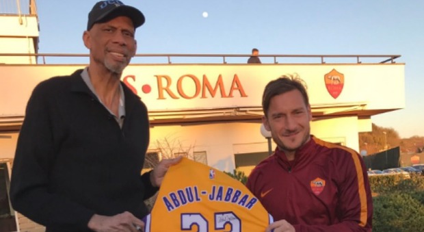 Kareem Abdul Jabbar incontra Totti a Trigoria: "Mi tolgo il cappello davanti al capitano"