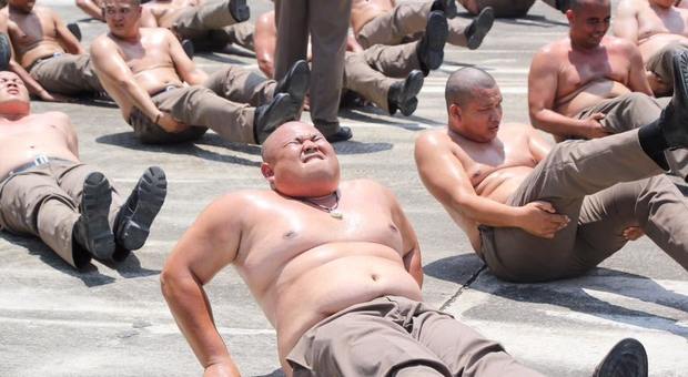 Poliziotti troppo obesi: in Thailandia tutti a dieta nei campi «Distruggi pancia»