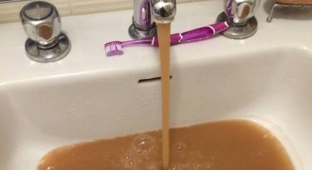 Folignano, dai rubinetti esce acqua marrone: «Colpa del cloro che rovina le vecchie tubature»