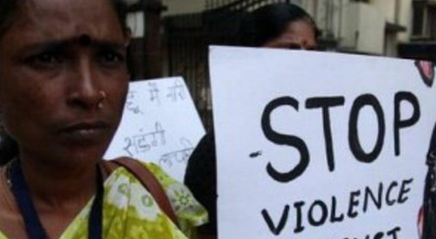 Nuovo orrore in India: 15enne stuprata e filmata dal branco