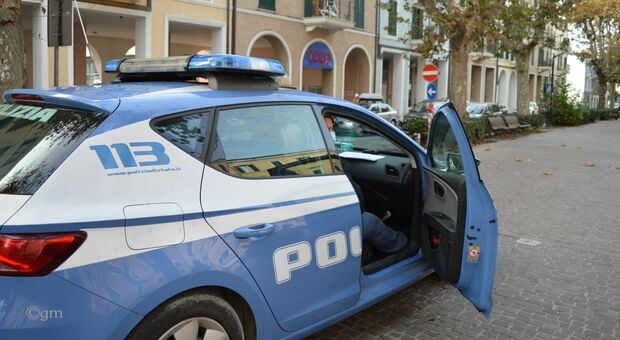 «Aiutatemi sto per morire», nonnina salvata dai poliziotti ad Ancona: per entrare hanno sfondato la porta (Foto repertorio)