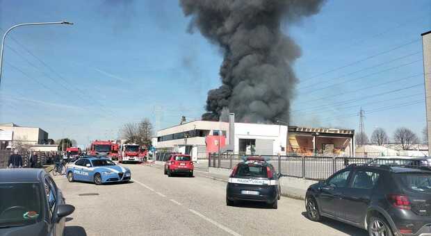 Incendio in un'azienda della zona industriale: erano in corso lavori. Il sindaco: «Non aprite le finestre»
