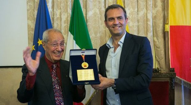 «Sessanta anni di arte e musica»: il sindaco consegna un premio alla carriera a Fausto Cigliano