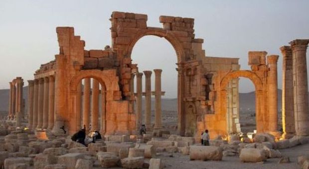 L'Isis devasta ancora Palmira: "Abbattuto un arco di trionfo di almeno 2000 anni"