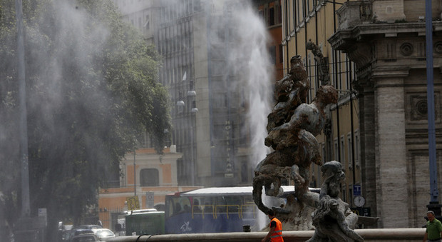 Roma, guasto alla fontana di piazza Repubblica: strada allagata